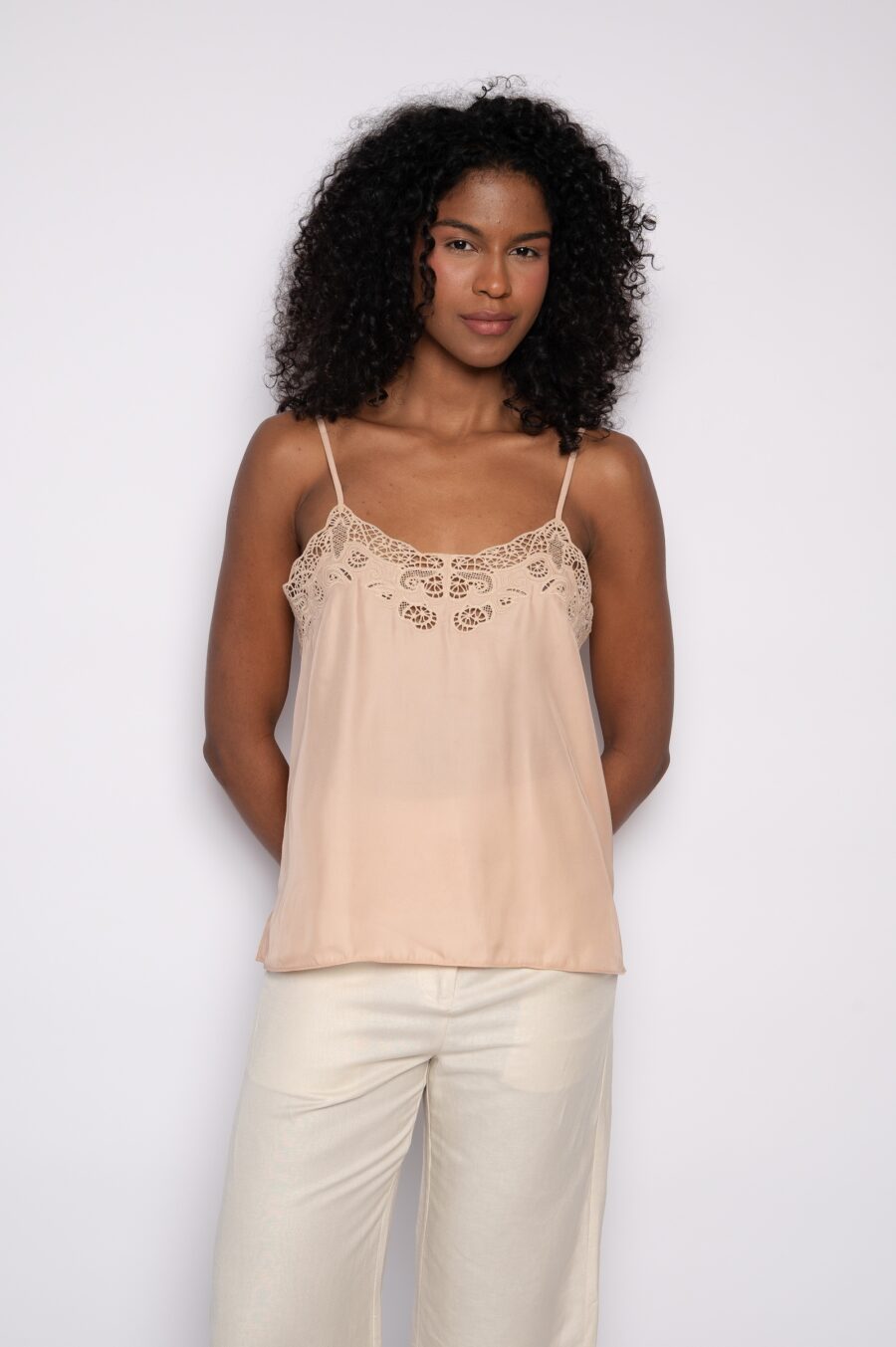 Blusa de Alças Finas com Bordado Delicado Nude - Nivia