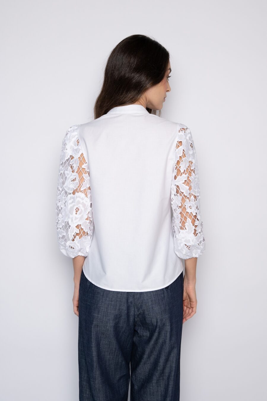 Camisa com Mangas Bordadas e Nervuras Frontais Branca - Zilda - Imagem 5