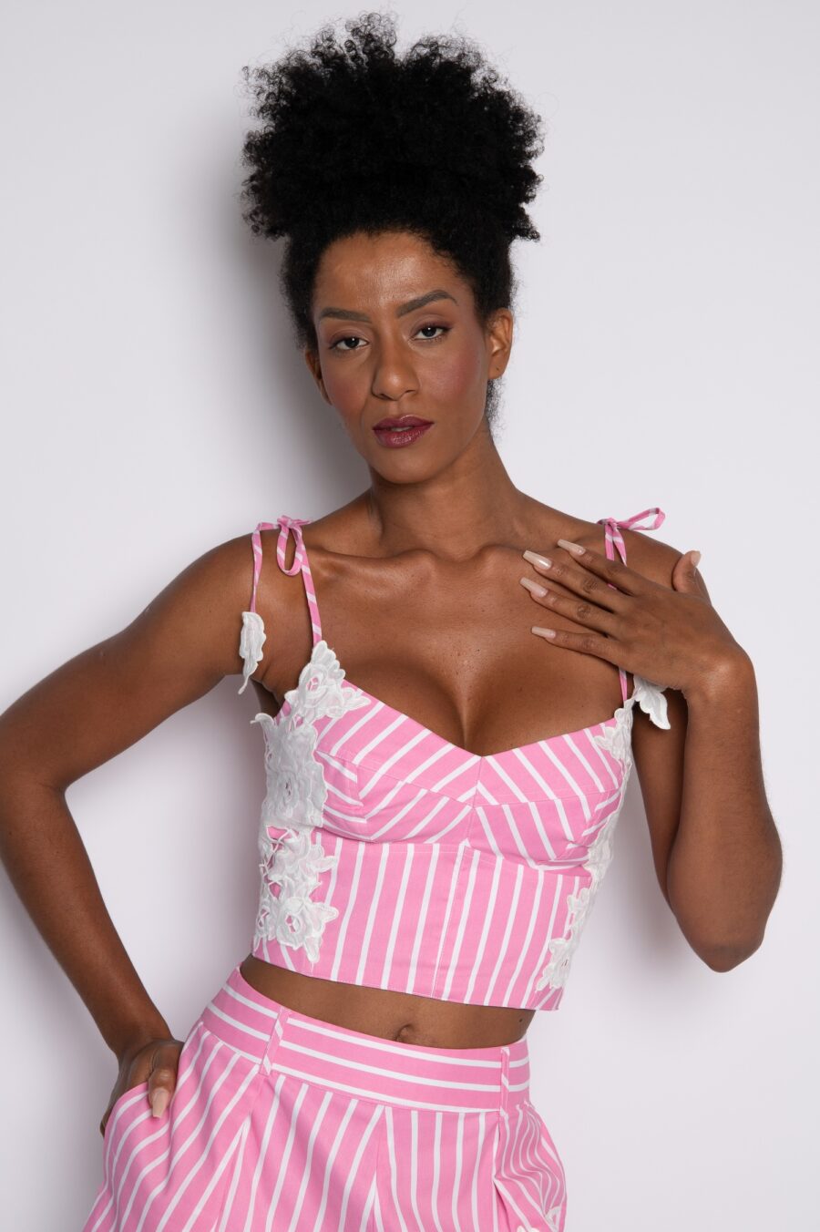 Cropped de listras bordado com amarração rosa - Jana