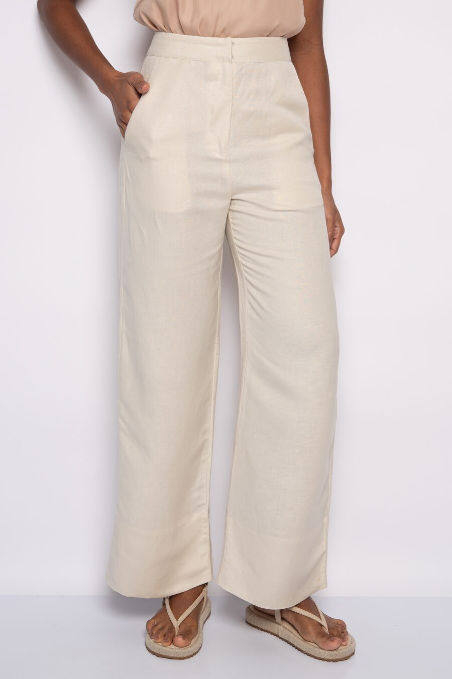 Calça Pantalona com Bolsos Laterais Bege - Mireta - Imagem 4