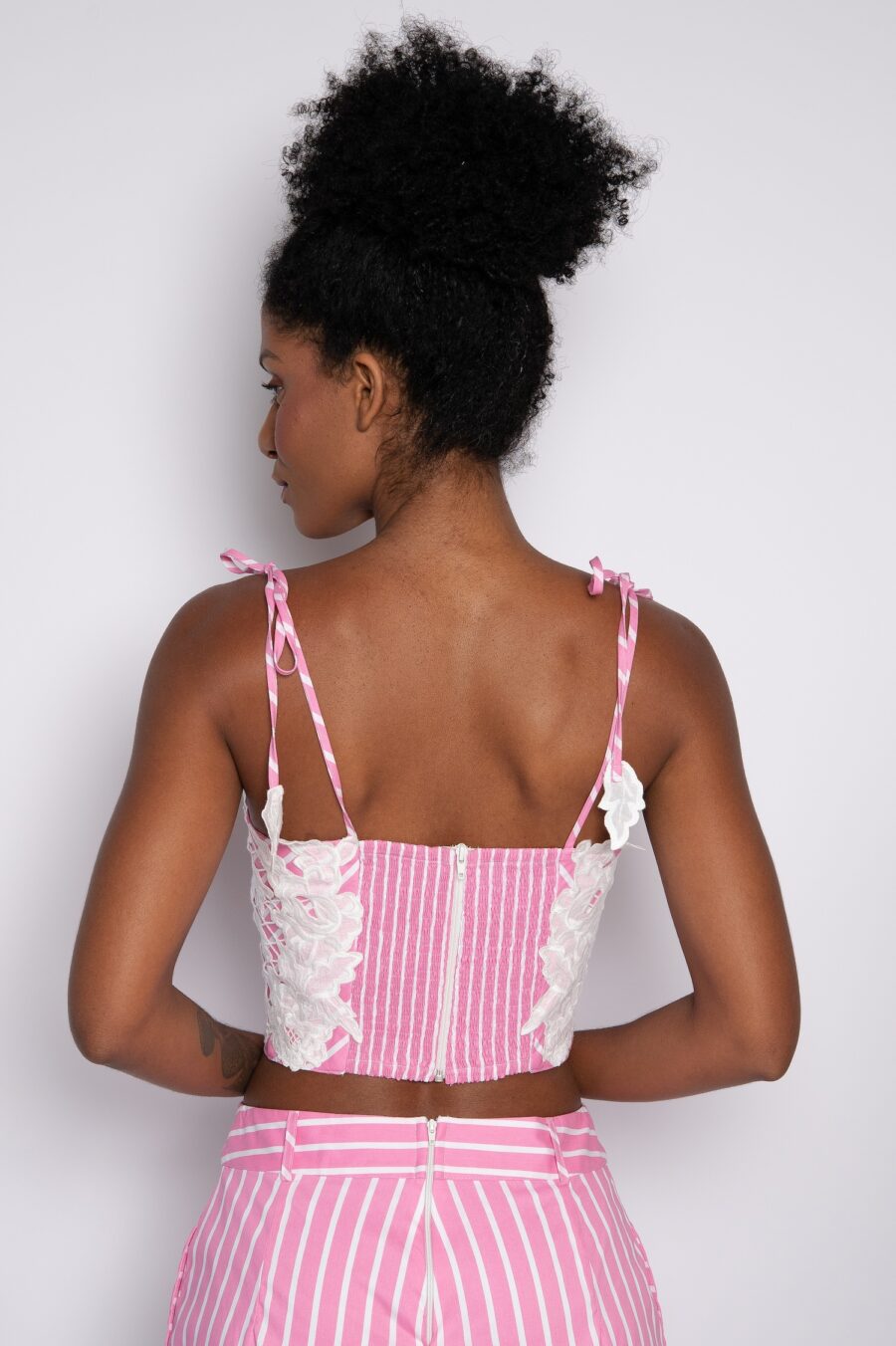 Cropped de listras bordado com amarração rosa - Jana - Imagem 4