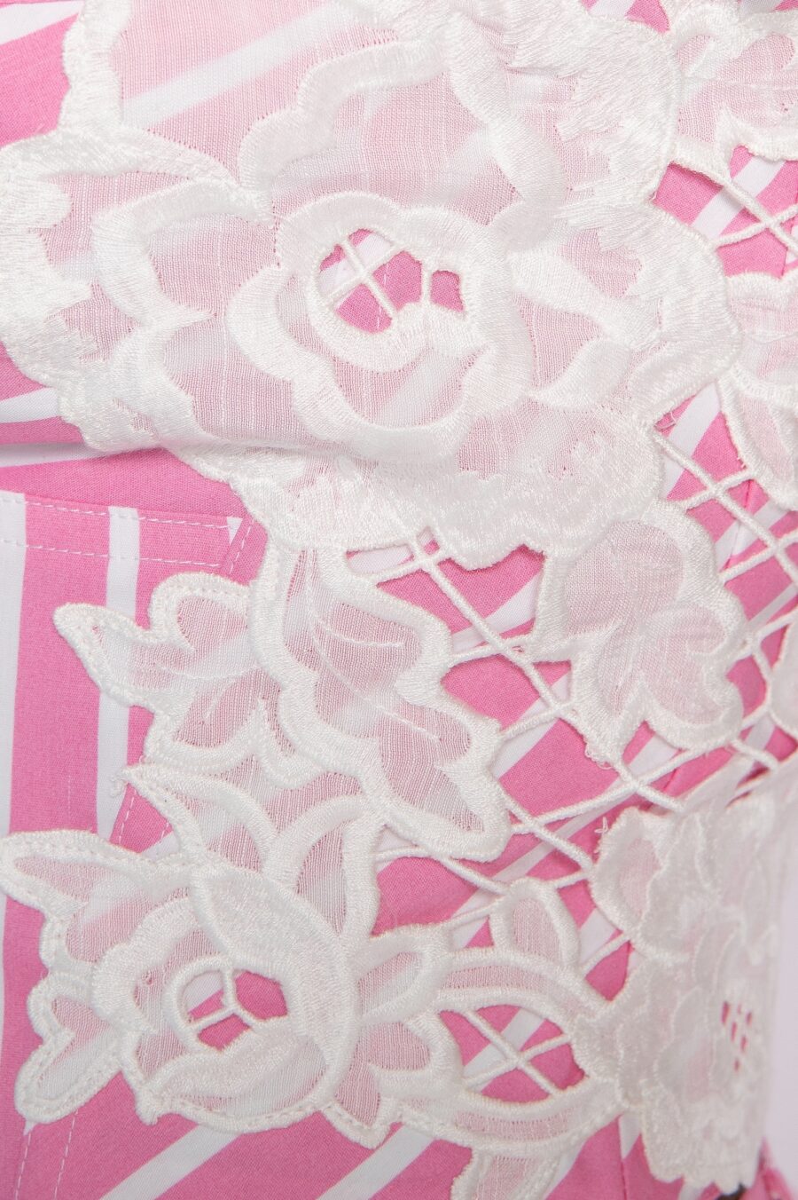Cropped de listras bordado com amarração rosa - Jana - Imagem 5