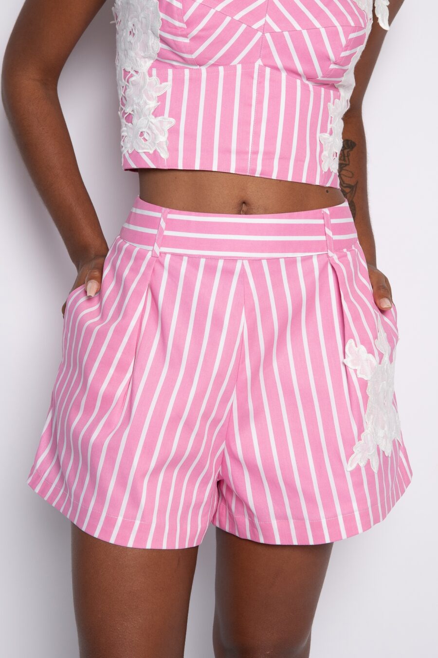 Short de listras com bordado lateral rosa - Bia - Imagem 3