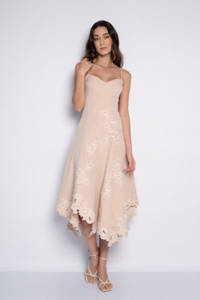 Vestido midi bordado com flores e barra assimétrica Bege - Josy