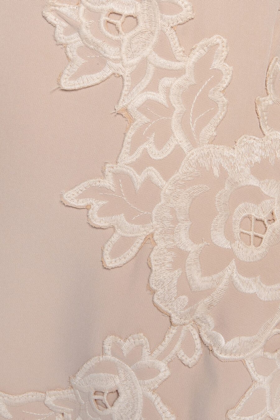 Vestido midi bordado com flores e barra assimétrica Bege - Josy - Imagem 4