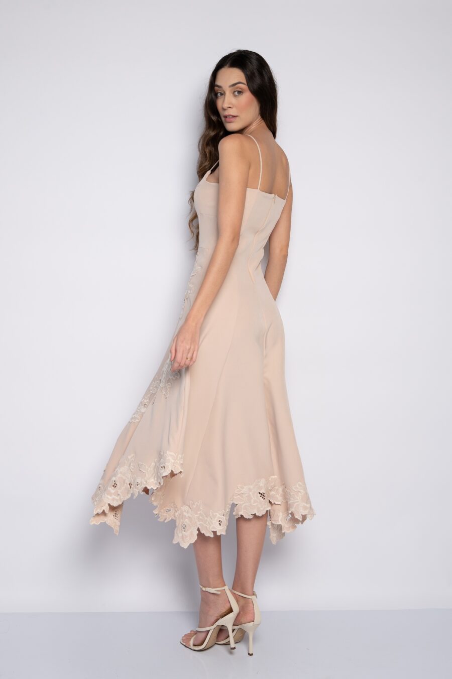 Vestido midi bordado com flores e barra assimétrica Bege - Josy - Imagem 5