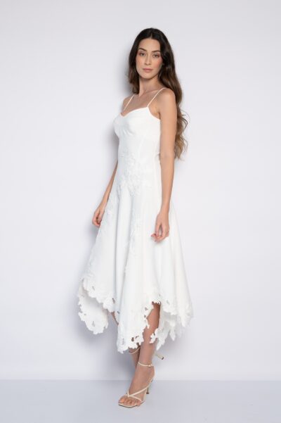 Vestido midi bordado com flores e barra assimétrica off white - Josy