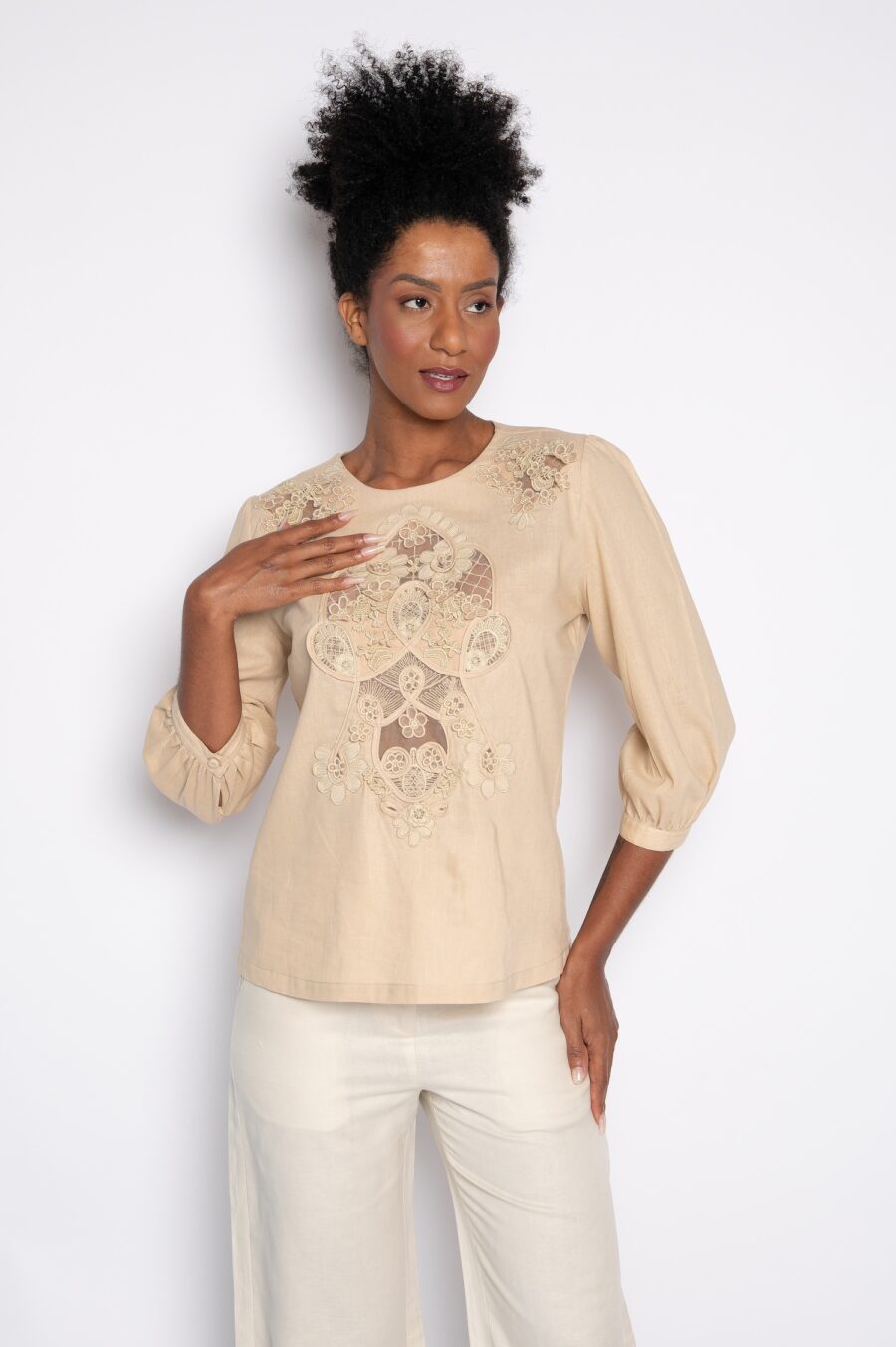 Blusa com bordado 3d bege - Rosa
