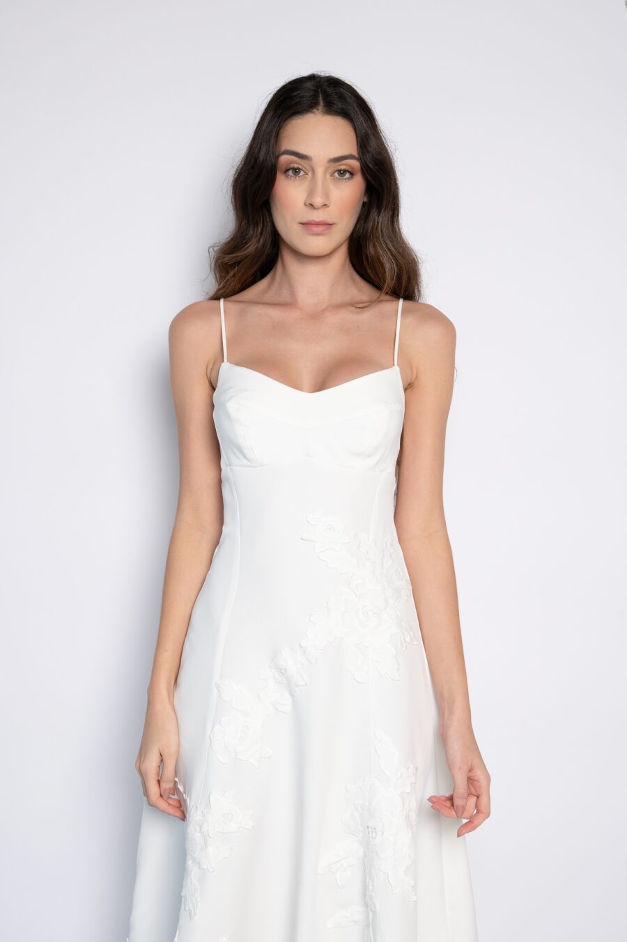 Vestido midi bordado com flores e barra assimétrica off white - Josy - Imagem 3