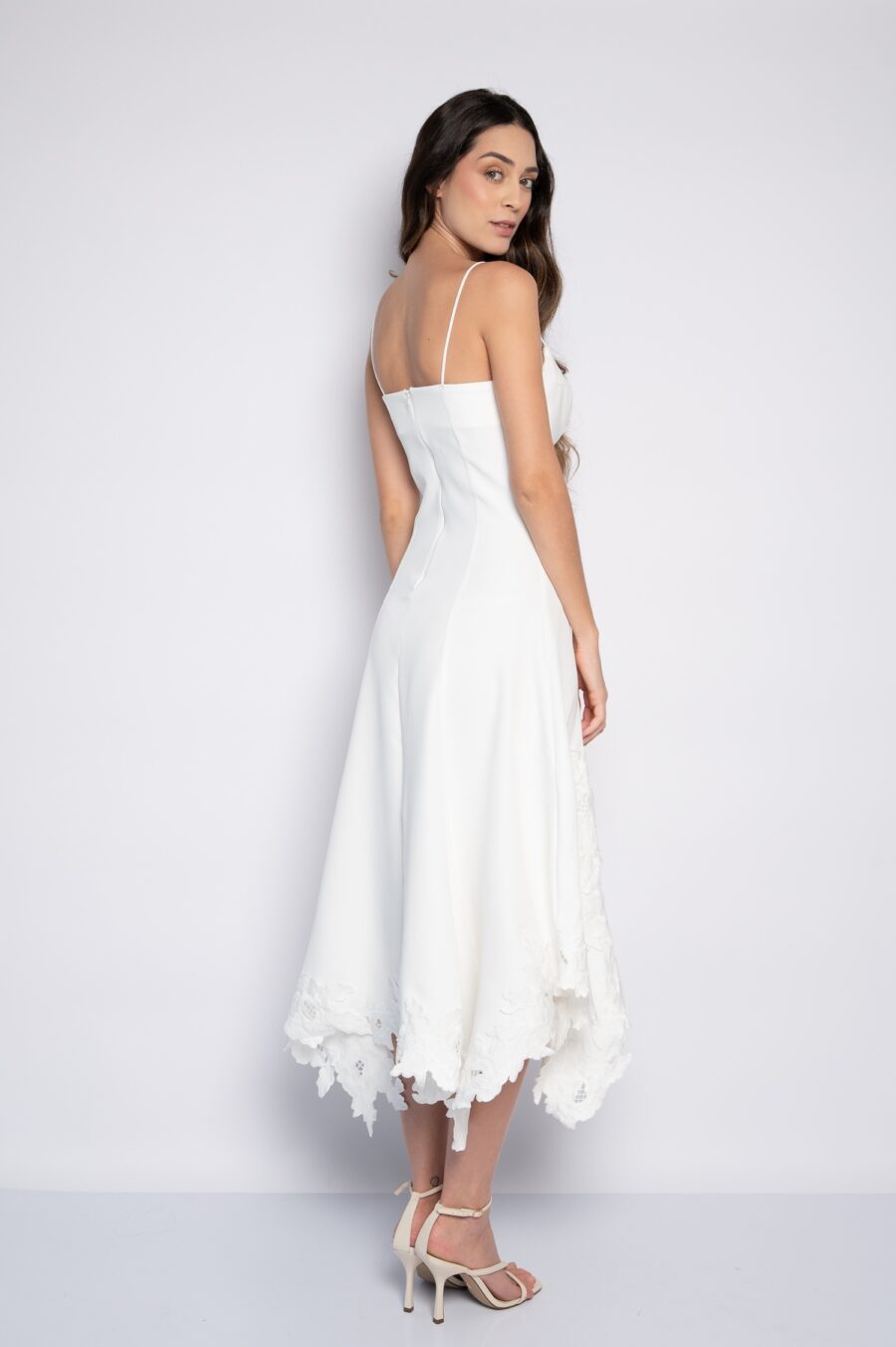 Vestido midi bordado com flores e barra assimétrica off white - Josy - Imagem 5
