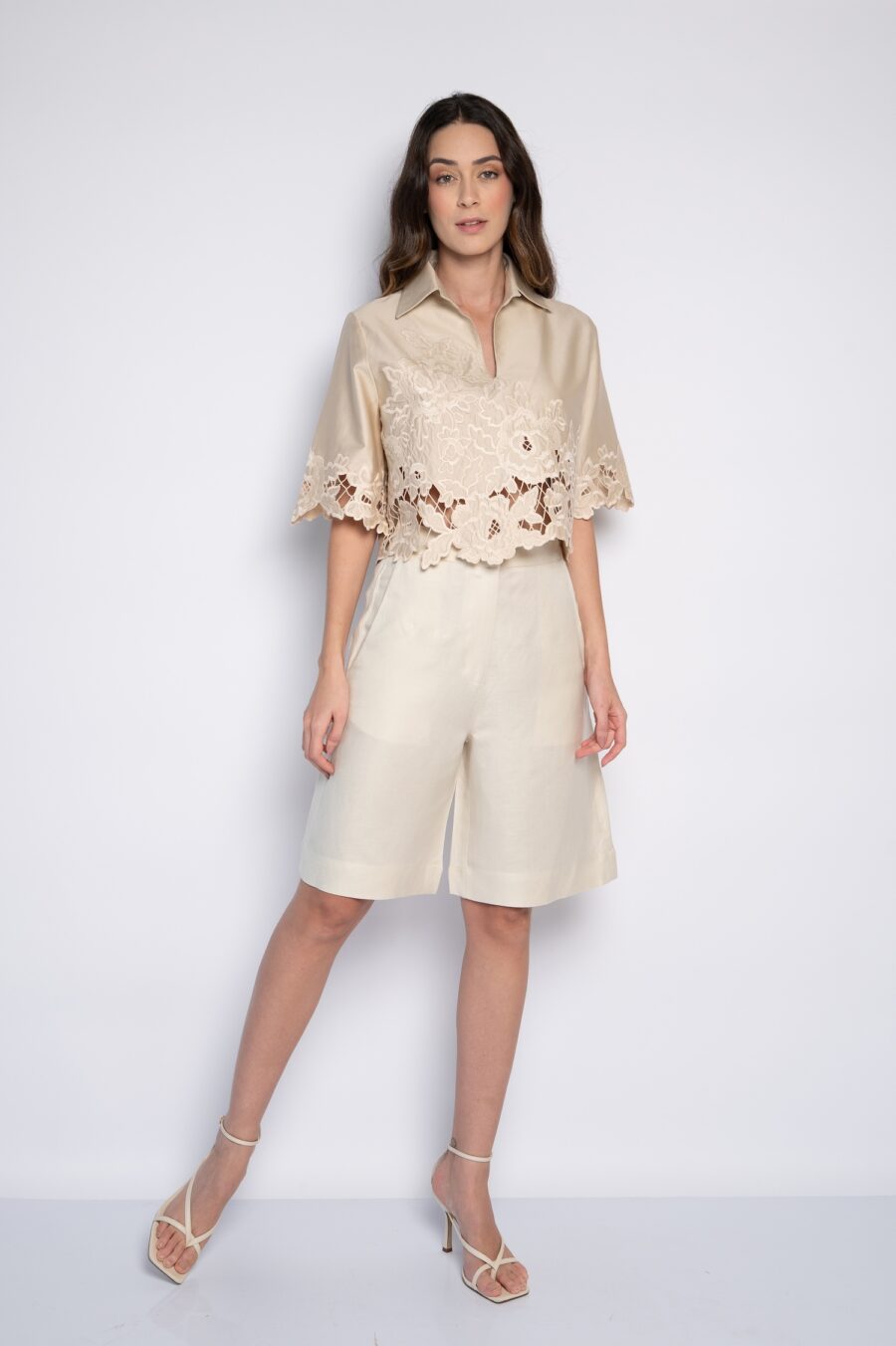 Blusa Cropped Bordada Com Gola Bege - Aline - Imagem 2