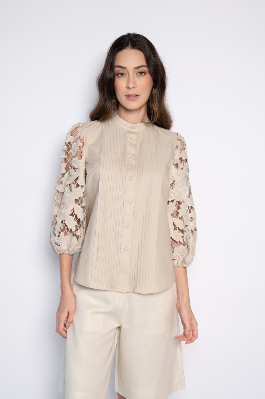 Camisa com Mangas Bordadas e Nervuras Frontais Bege - Zilda