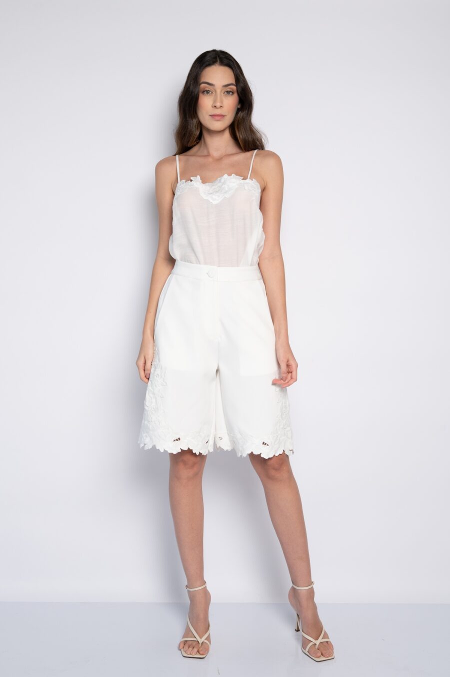 Bermuda bordada botão e zíper frontal off white - Márcia - Imagem 2