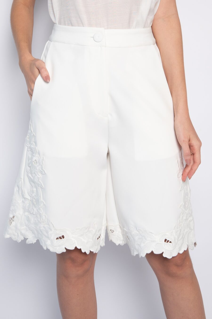 Bermuda bordada botão e zíper frontal off white - Márcia - Imagem 3