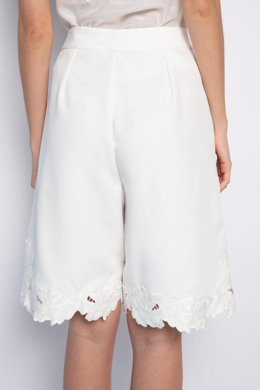 Bermuda bordada botão e zíper frontal off white - Márcia - Imagem 5