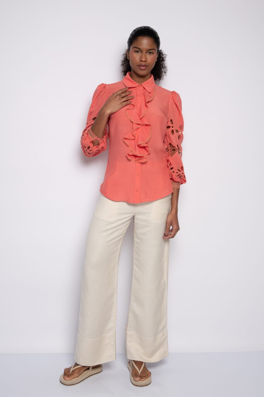 Camisa com babado e bordado richelieu  coral - LÍGIA - Imagem 2