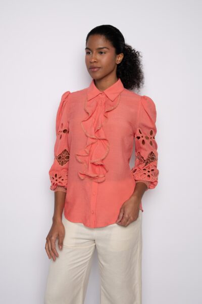Camisa com babado e bordado richelieu  coral - LÍGIA