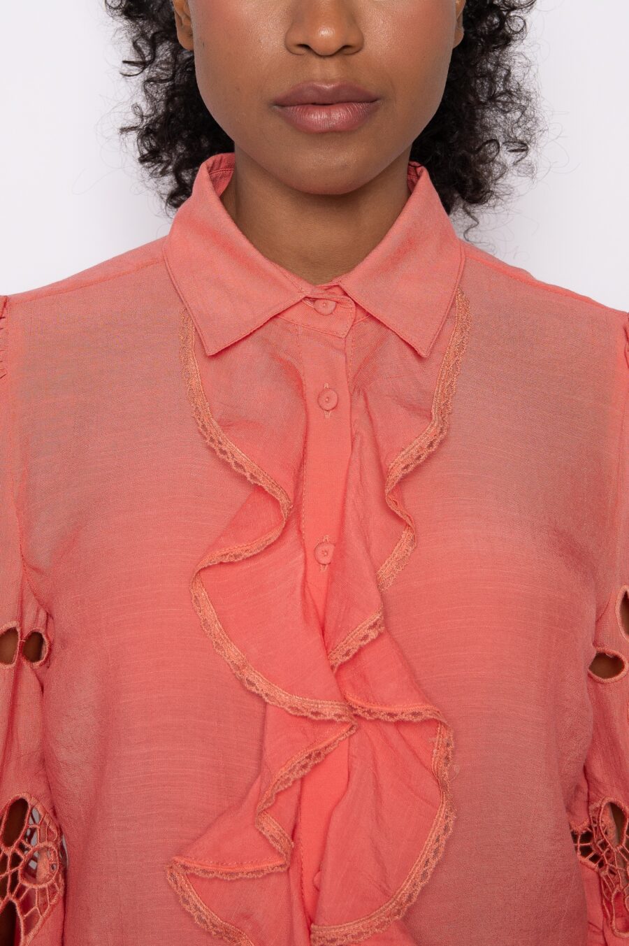 Camisa com babado e bordado richelieu  coral - LÍGIA - Imagem 4