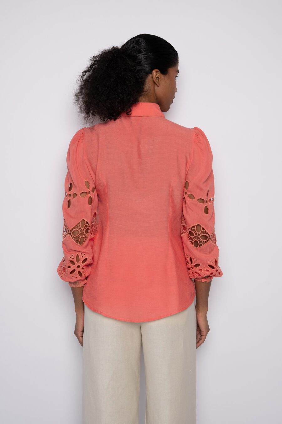 Camisa com babado e bordado richelieu  coral - LÍGIA - Imagem 5