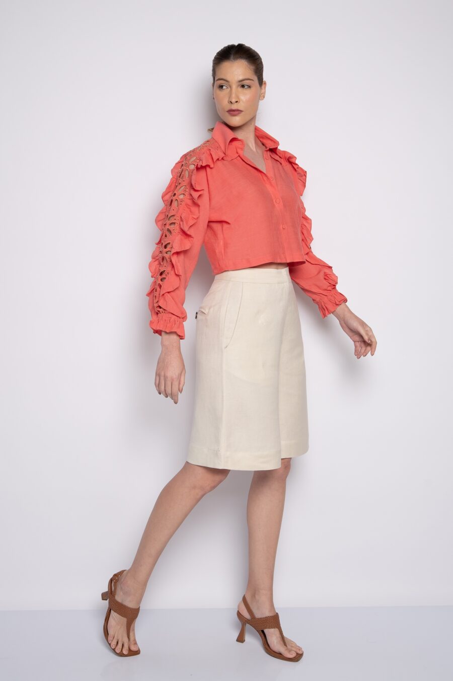 Camisa cropped com babados e bordados coral - Silmara - Imagem 2