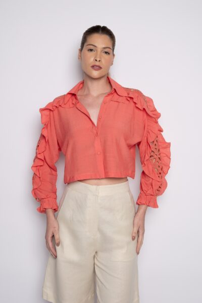 Camisa cropped com babados e bordados coral - Silmara