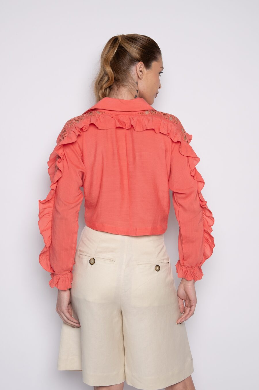 Camisa cropped com babados e bordados coral - Silmara - Imagem 5