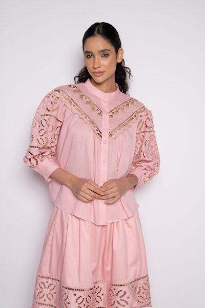 Camisa bordada em richelieu com manga 3/4 bufante rosa - Zaia