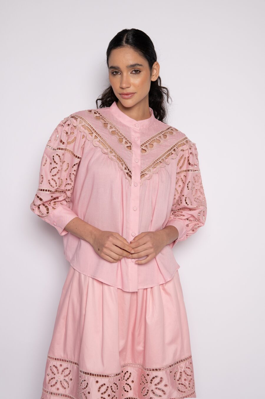 Camisa bordada em richelieu com manga 3/4 bufante rosa - Zaia