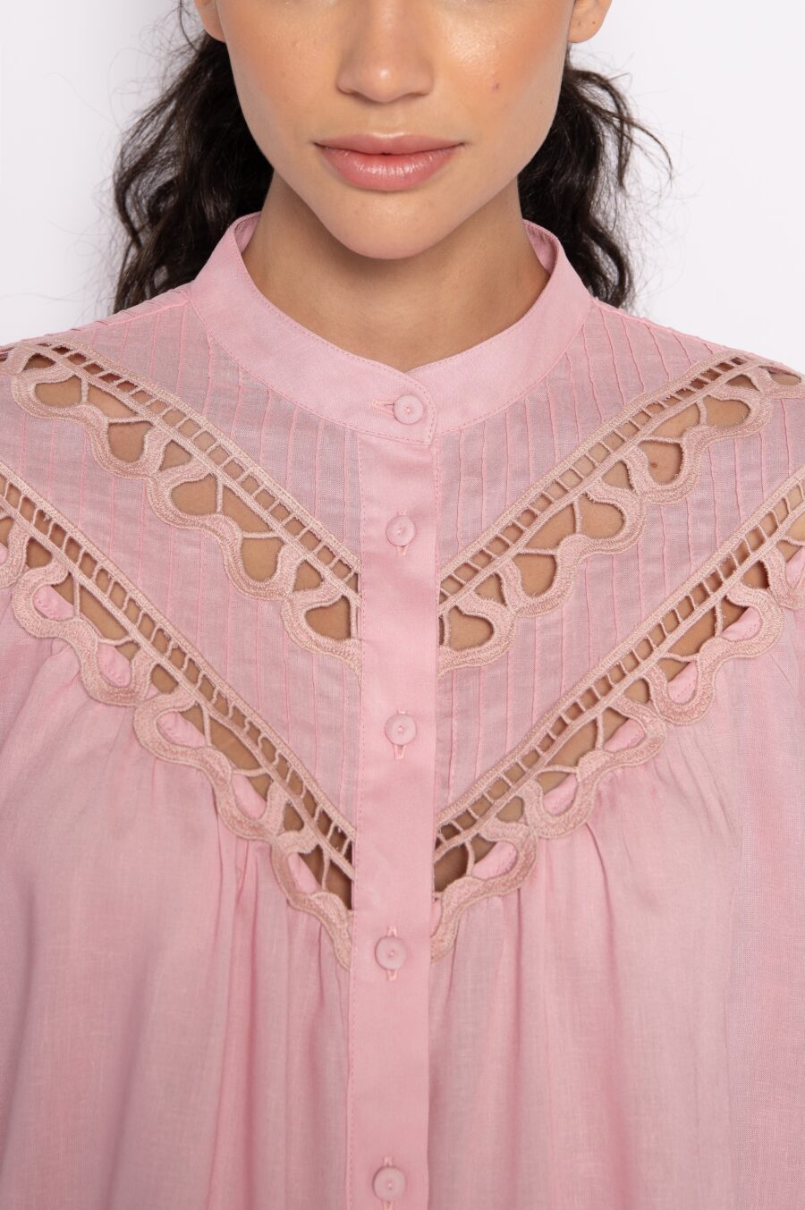 Camisa bordada em richelieu com manga 3/4 bufante rosa - Zaia - Imagem 5