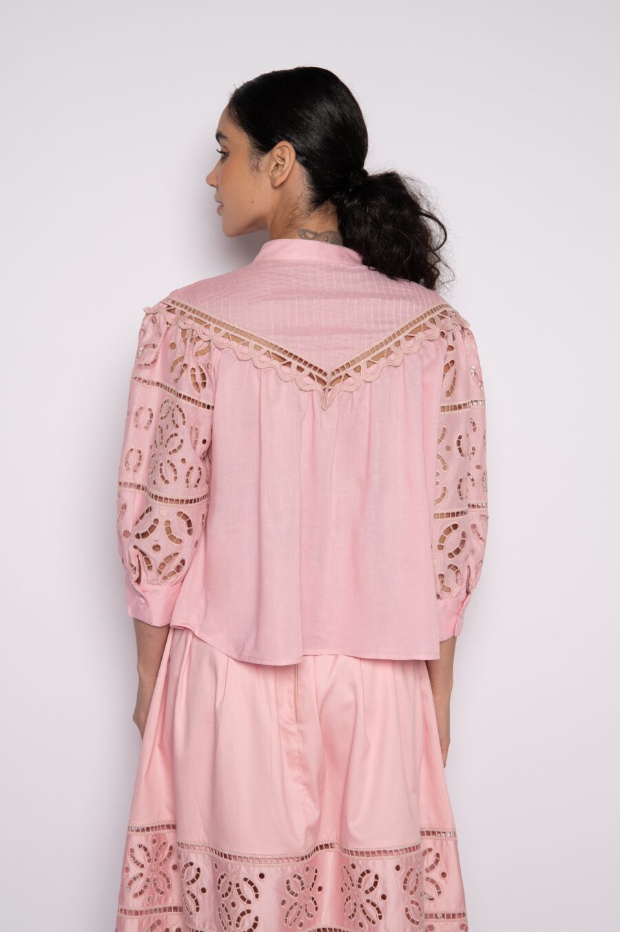 Camisa bordada em richelieu com manga 3/4 bufante rosa - Zaia - Imagem 4
