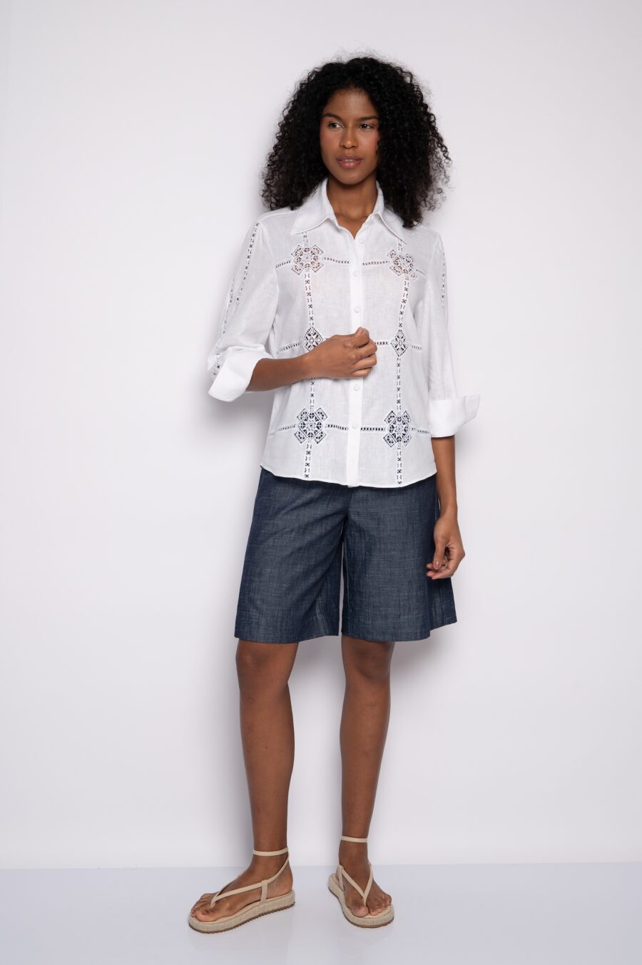 Camisa em linho com bordado geométrico em guipir branco - Rebeca - Imagem 2