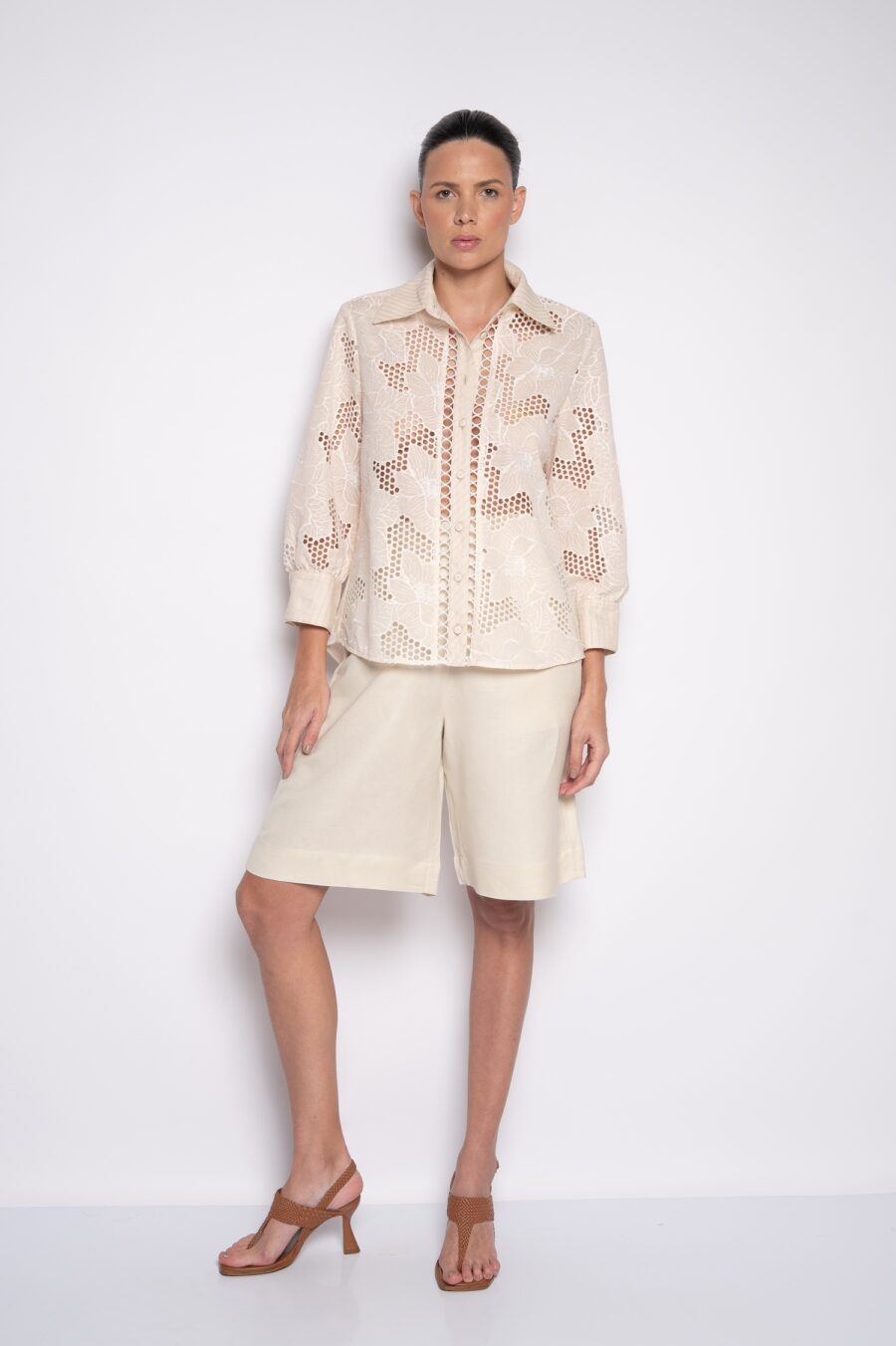Camisa Bordada com Mangas 3/4 e Gola Tradicional Bege - Rafaella - Imagem 2