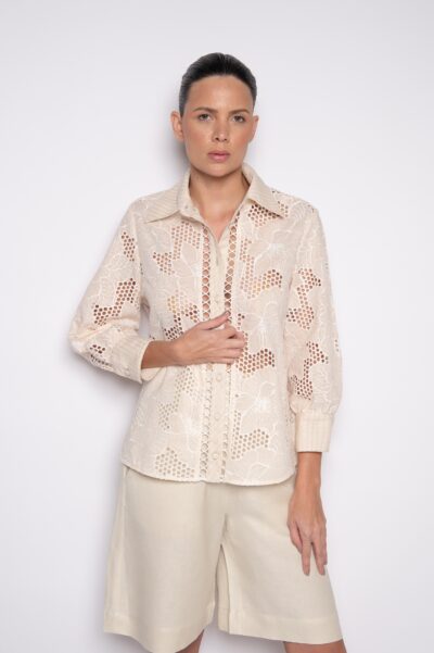 Camisa Bordada com Mangas 3/4 e Gola Tradicional Bege - Rafaella