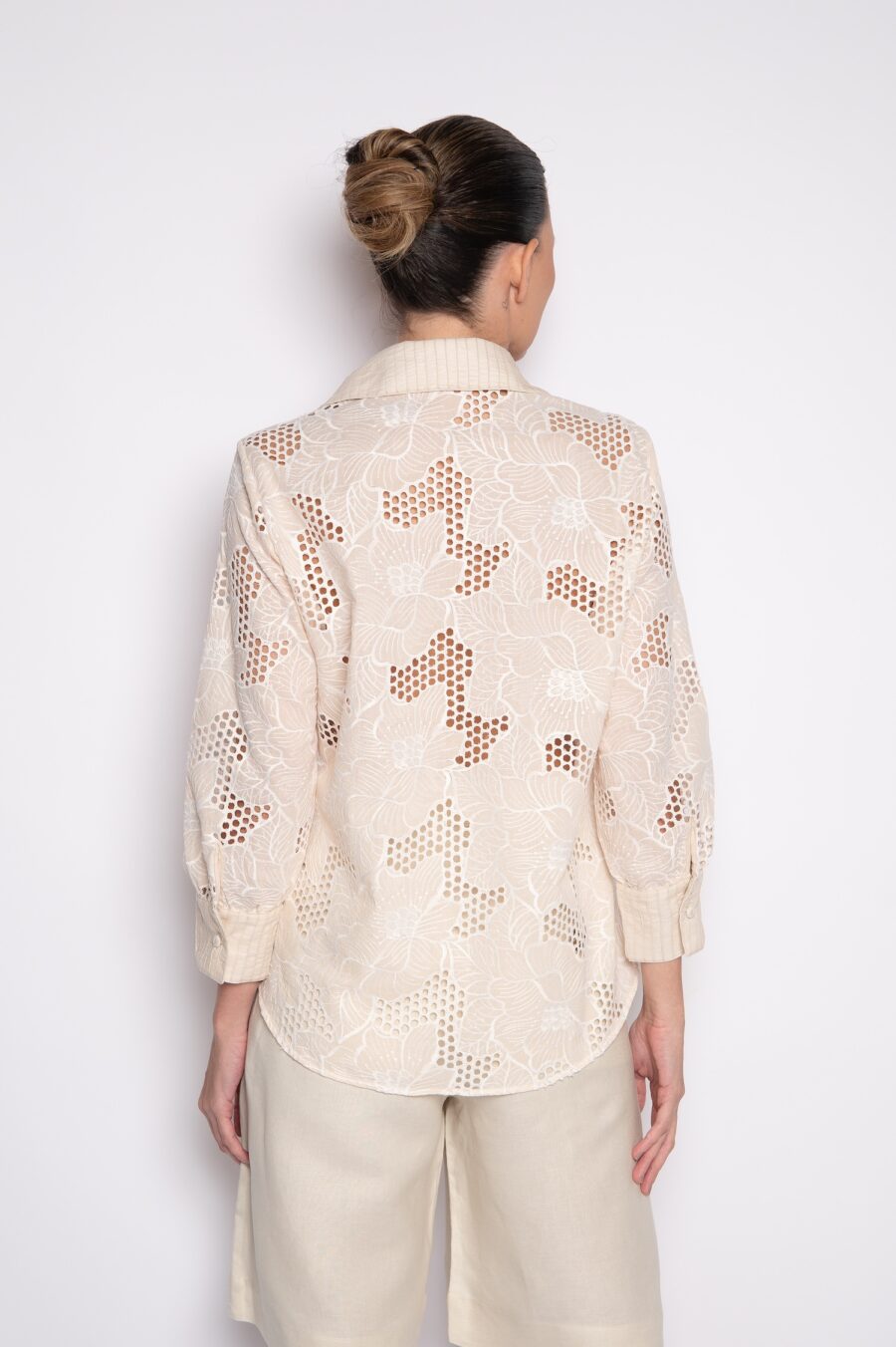 Camisa Bordada com Mangas 3/4 e Gola Tradicional Bege - Rafaella - Imagem 5