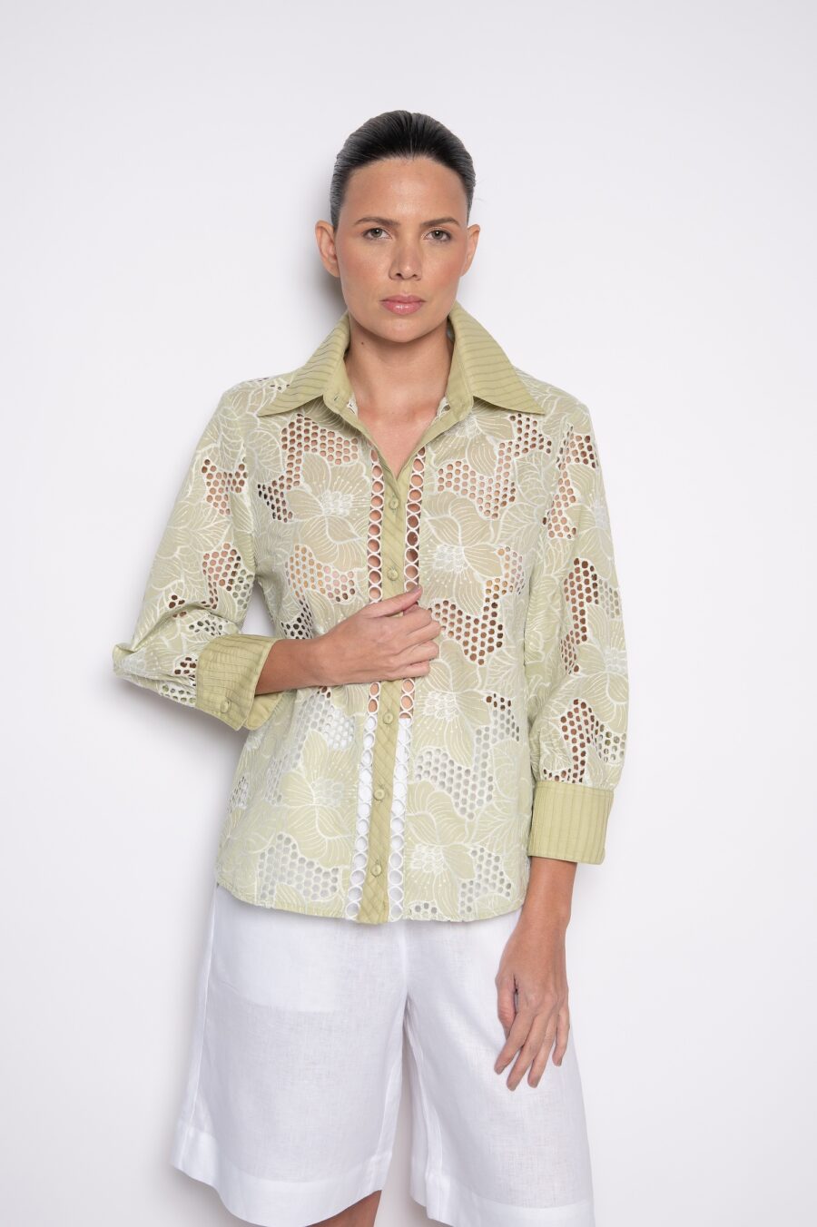 Camisa Bordada com Mangas 3/4 e Gola Tradicional Capim Limão - Rafaella
