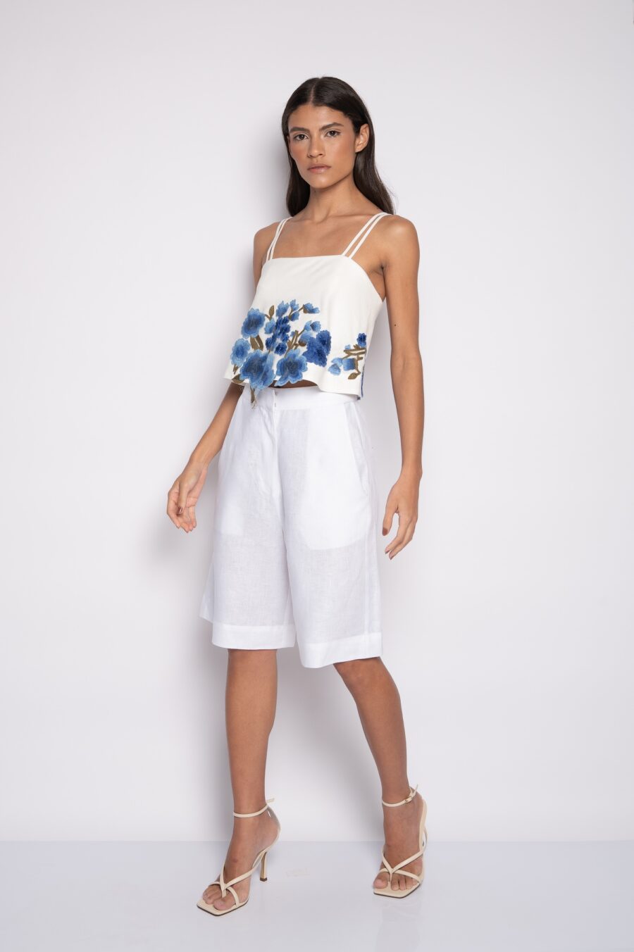 Blusa cropped bordada com alça dupla off white/azul - Mel - Imagem 2