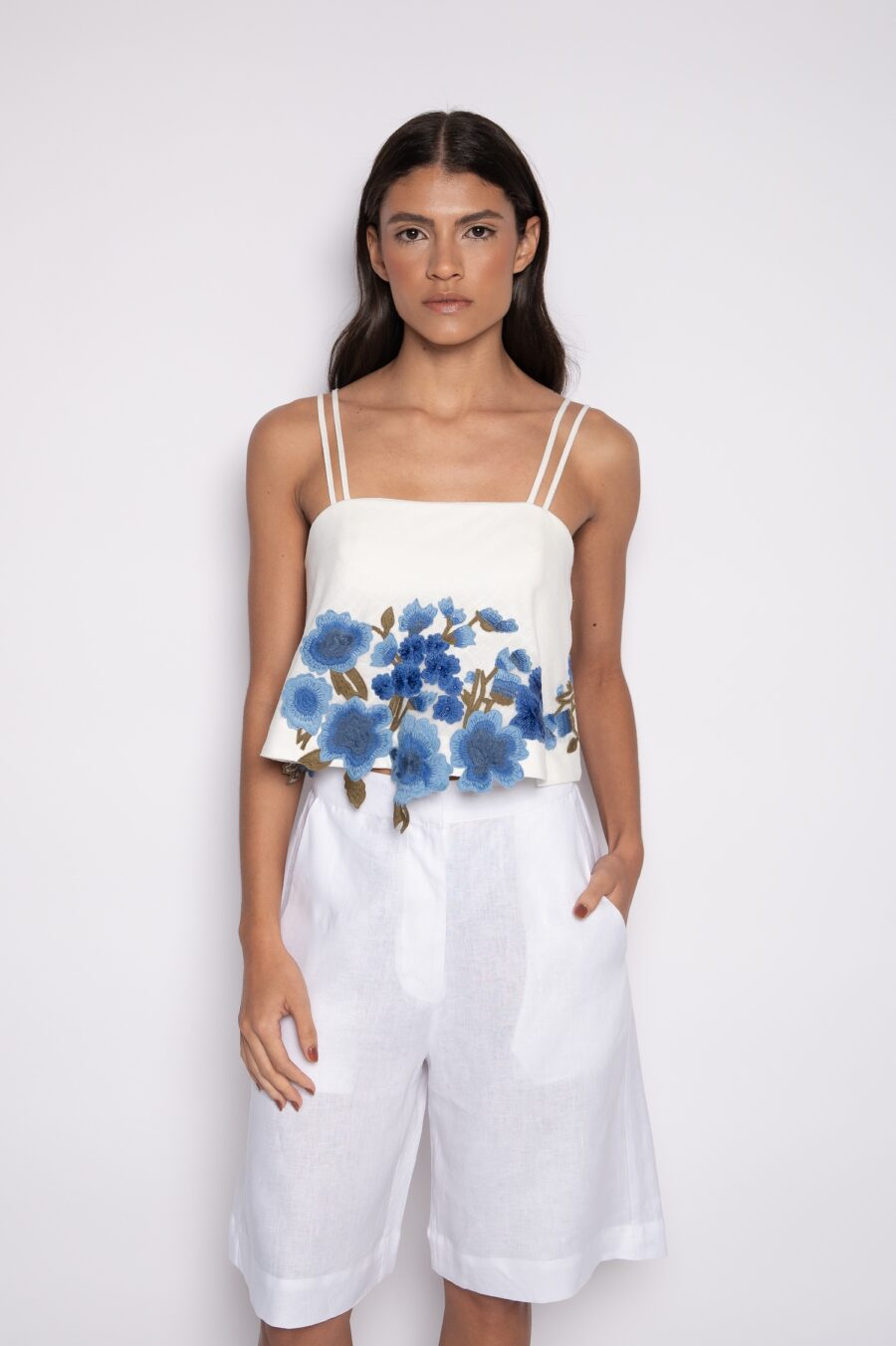 Blusa cropped bordada com alça dupla off white/azul - Mel