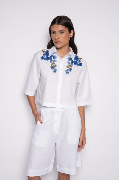 Camisa cropped bordada com mangas curtas branca/azul - Kássia