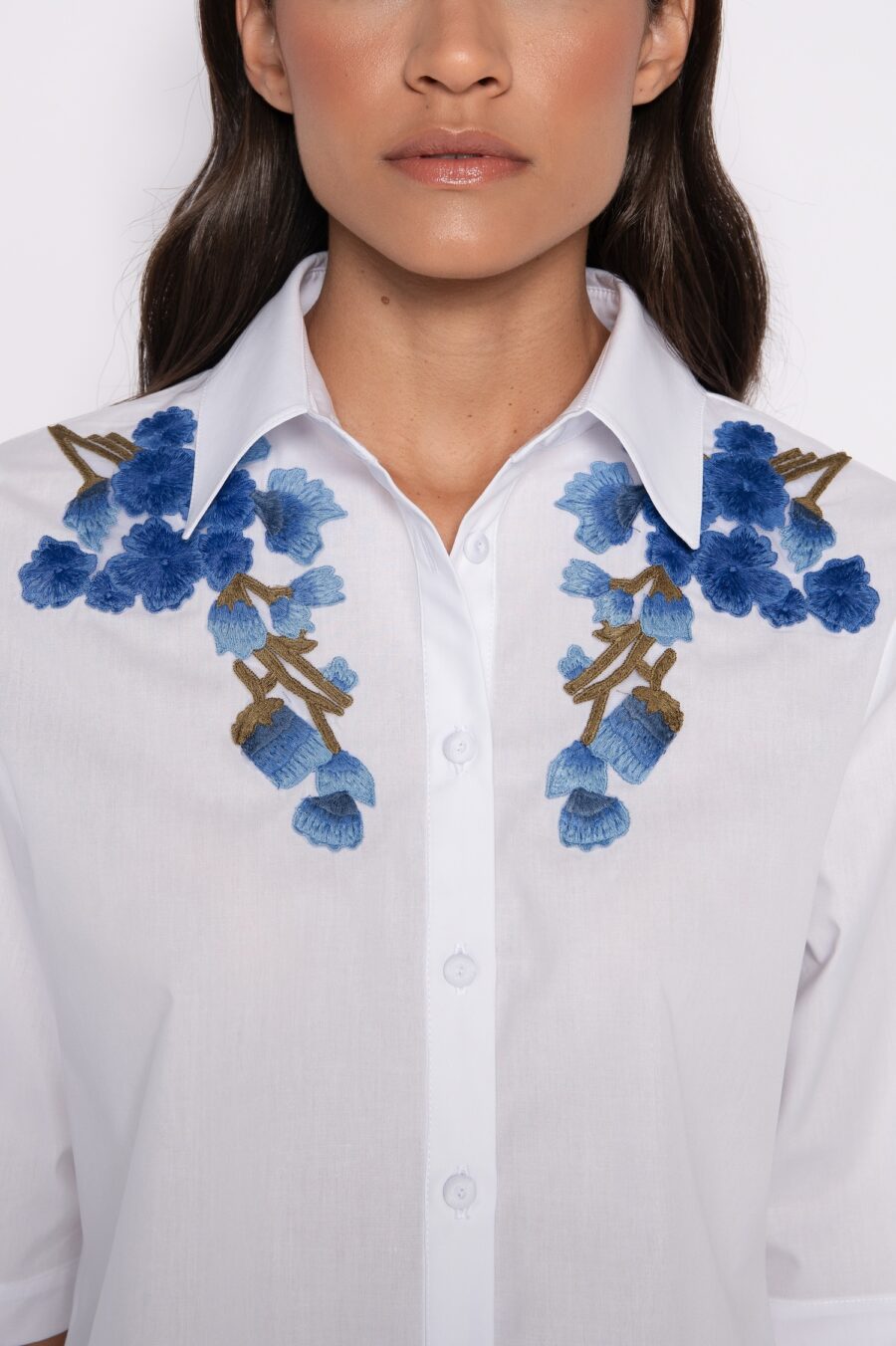 Camisa cropped bordada com mangas curtas branca/azul - Kássia - Imagem 4
