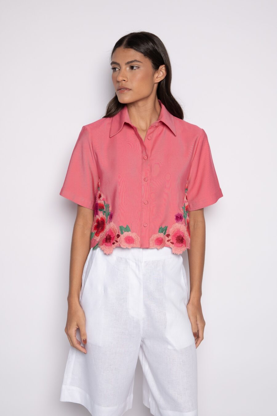 Camisa Cropped com Bordado na Barra Rosa - Karen