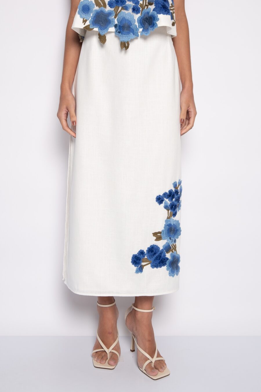 Saia midi reta com fendas laterais bordada off white/azul - Melissa - Imagem 3