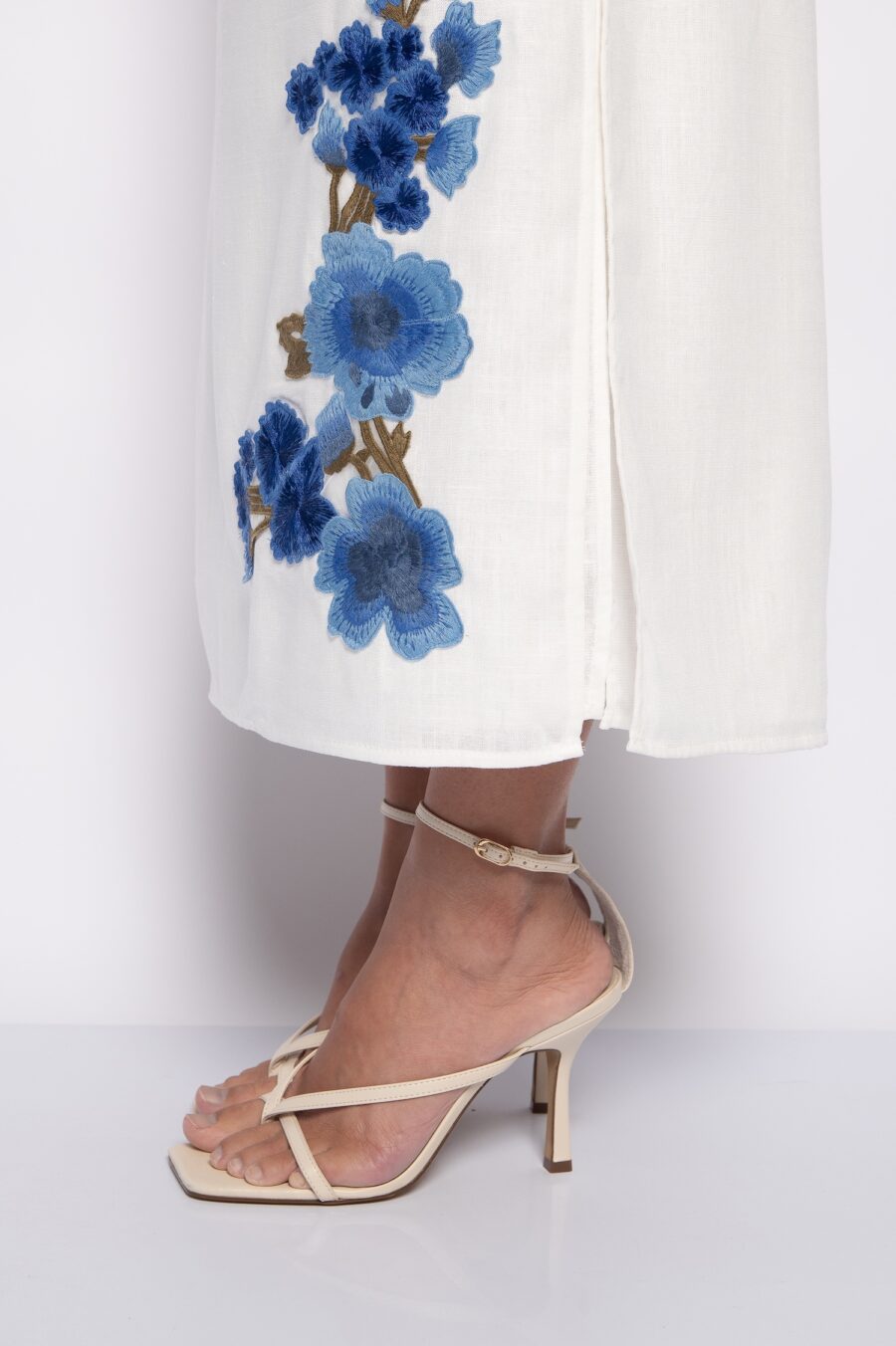 Saia midi reta com fendas laterais bordada off white/azul - Melissa - Imagem 4