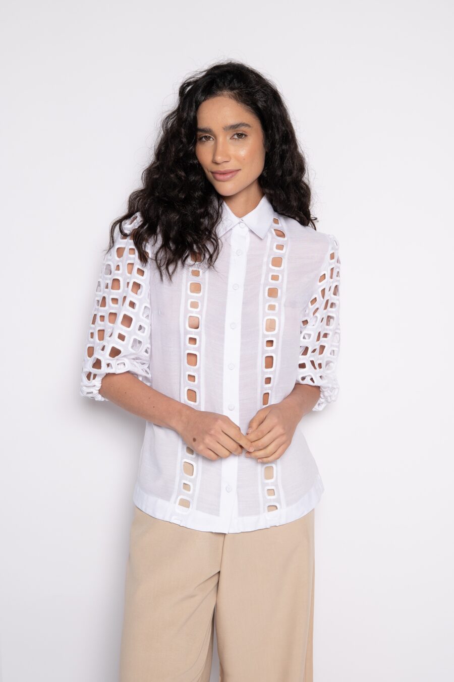 Camisa bordada com mangas bufantes 3/4 e abotoamento frontal Off White - Duda