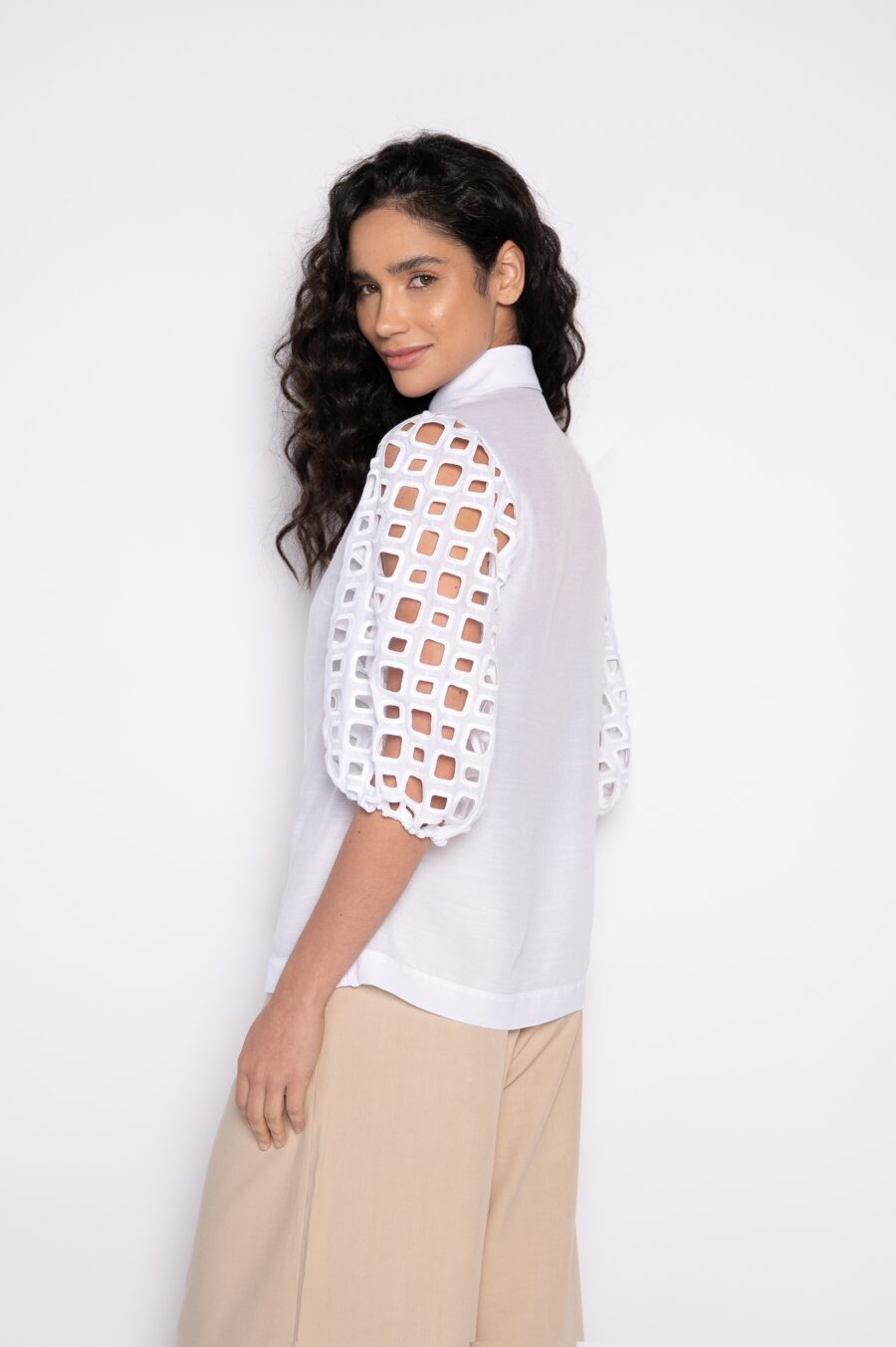 Camisa bordada com mangas bufantes 3/4 e abotoamento frontal Off White - Duda - Imagem 4