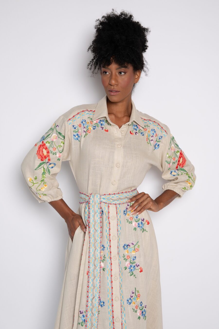 Vestido chemise bordado mini florais  caqui - Perla - Imagem 5