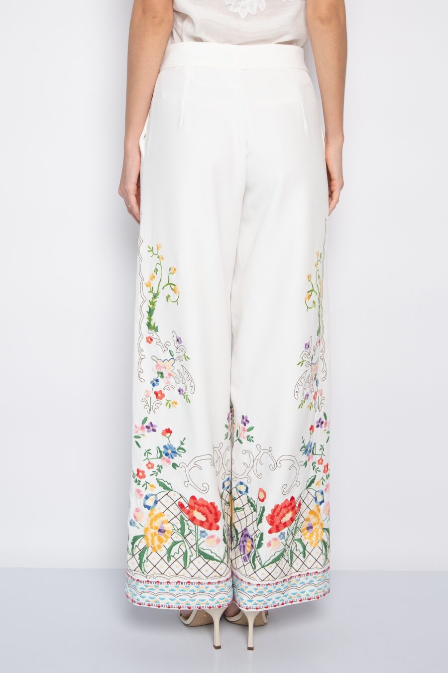 Calça Pantalona Bordada Mini Florais Off White - Lurdes - Imagem 4