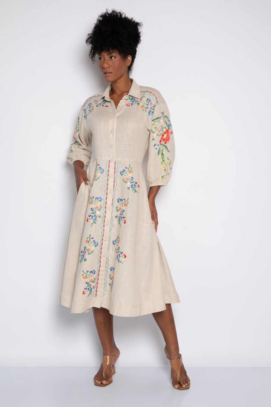 Vestido chemise bordado mini florais  caqui - Perla - Imagem 2