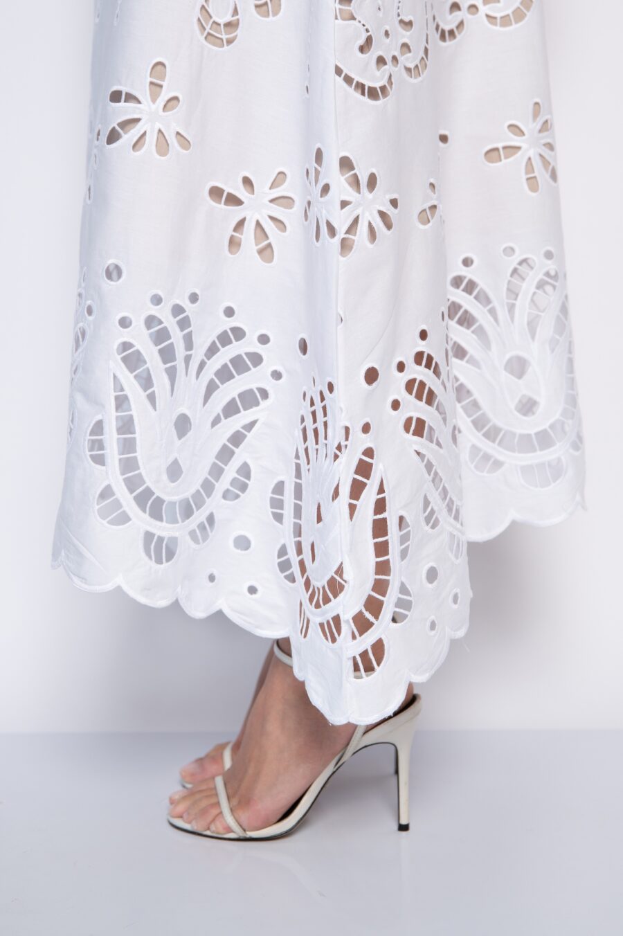 Vestido Midi Bordado Com decote V branco - Diva - Imagem 4
