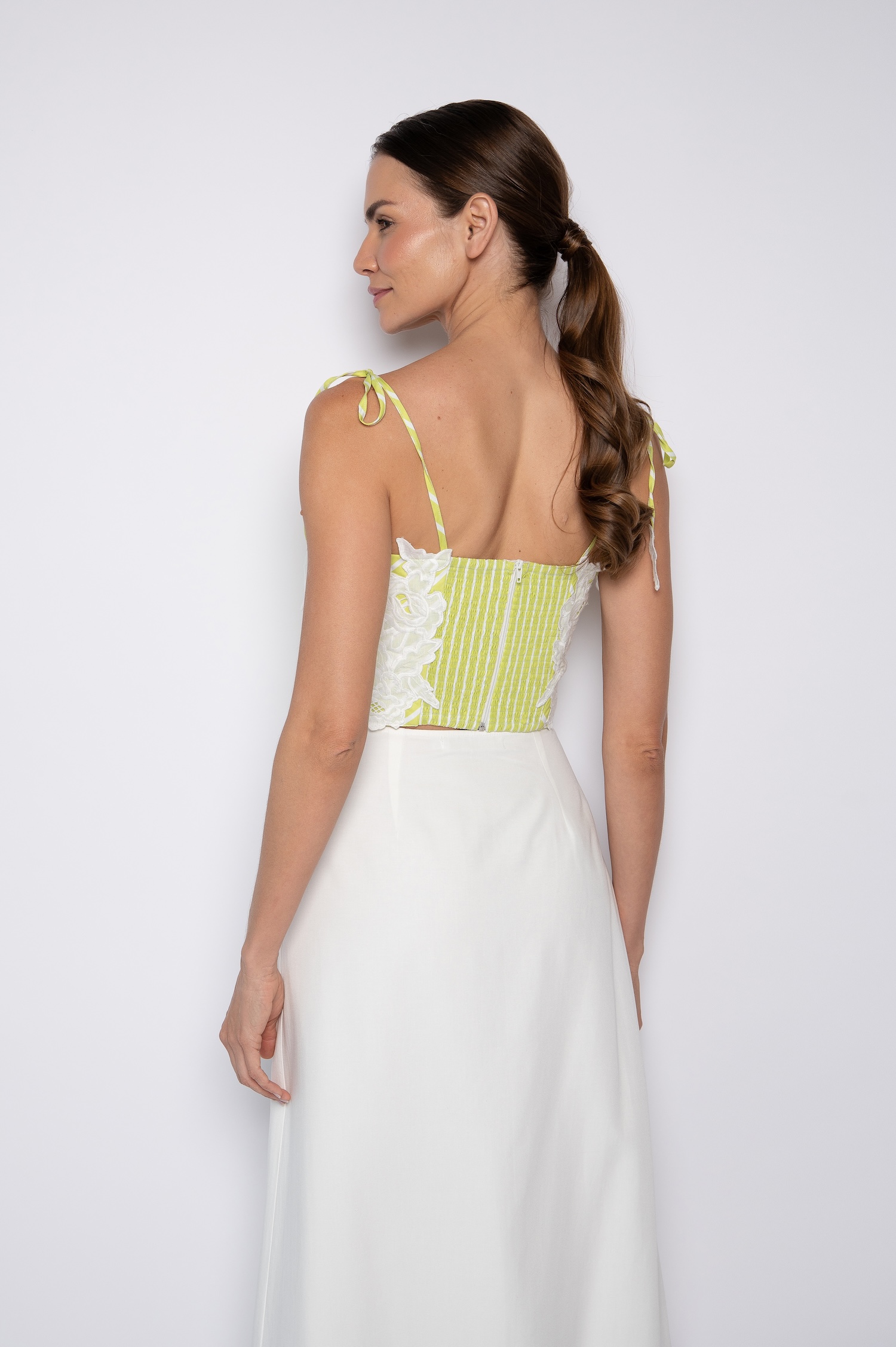 Cropped de listras bordado com amarração verde - Jana - Imagem 4