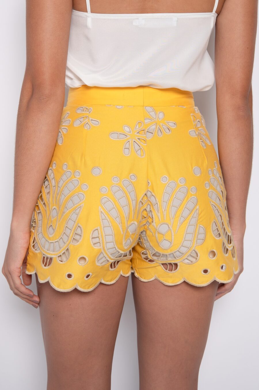 Short Curto Bordado Amarelo - Nete - Imagem 4